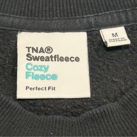 Aritzia TNA Cozy Fleece Perfect Crew Crop Sweatshirt Black Ribbed Hem Size M - Picture 3 of 6